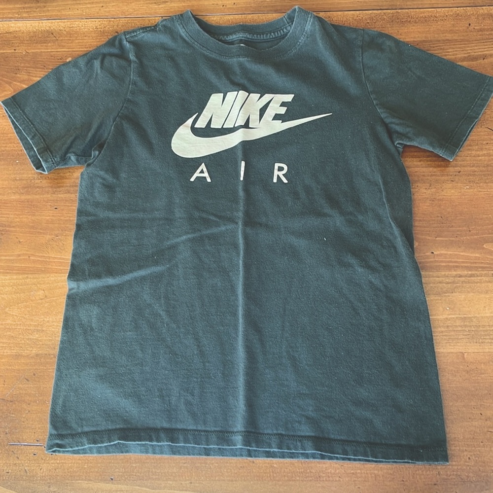 Nike Boys’ Sportswear Tee Size YM in Army Green